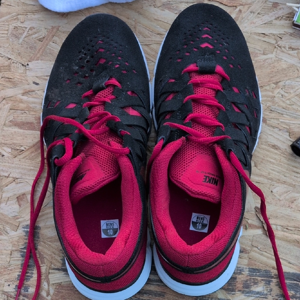 Nike Black and Red Athletic Running Shoes